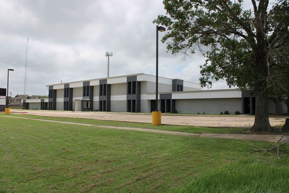 3501 Turtle Creek Dr, Port Arthur, TX 77642